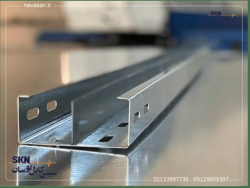 سینی کابل عرض 10 سانت با دیوایدر سینی کابل نصب شده برای جداسازی کابل برق و شبکه در پروژه های نصب دوربین مدار بسته