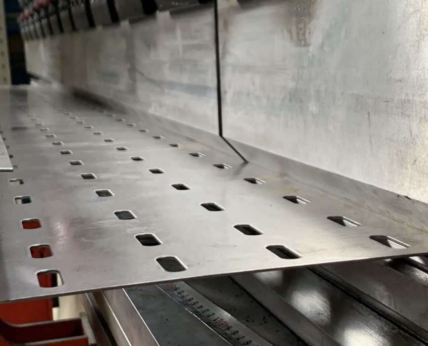 سینی کابل نوسان تولید کننده سینی کابل مجهز دستگاه خم هیدرولیک دو الی سه متری