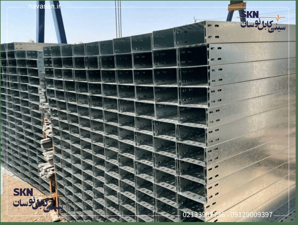 a-large-number-of-cable-trays-with-the-height-of-the-wall-required-by-the-customer-which-are-being-loaded-by-crane-1030x778 سینی کابل های تولید شده عرض 30 سانت با ارتفاع دیواره 10 سانت برای پروژه پالایشگاه