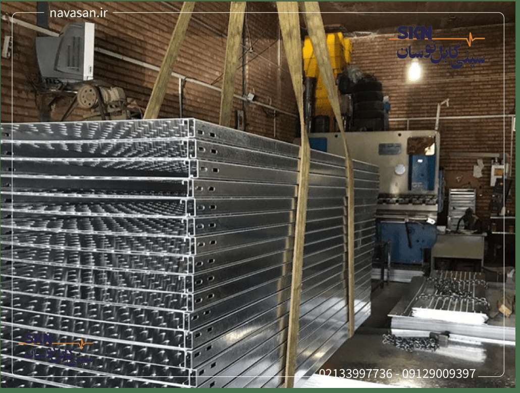 image-of-a-large-number-of-cable-trays-being-punched-cut-and-bent-by-a-custom-cable-tray-production-machine-being-loaded-by-crane-to-be-delivered-to-the-customer-1030x778 نحوه بارگیری اصولی سینی کابل گالوانیزه در کارگاه شرکت نوسان