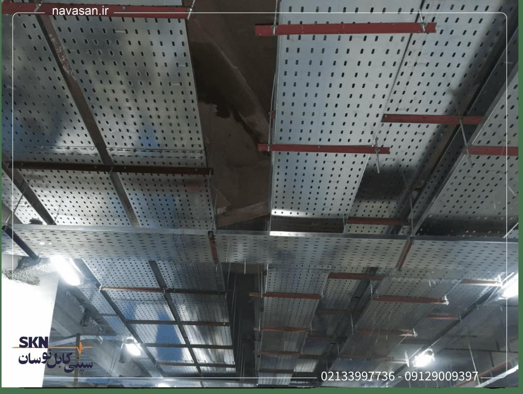 photo-of-cable-tray-to-protect-cables-and-sort-them-this-photo-was-taken-in-an-industrial-place-where-there-are-many-cable-trays-on-the-ceiling-1030x777 نصب و اجرای سینی کابل به صورت سقفی در پروژه های تجاری و صنعتی