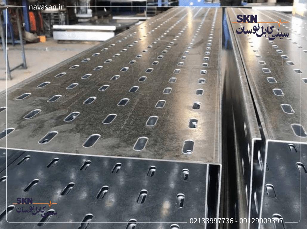 the-image-of-a-number-of-custom-punched-galvanized-cable-trays-with-a-wall-height-of-10-cm-which-was-photographed-at-the-swing-cable-tray-factory-1-1030x771 تولید سینی کابل گالوانیزه در ابعاد سفارشی مشتری